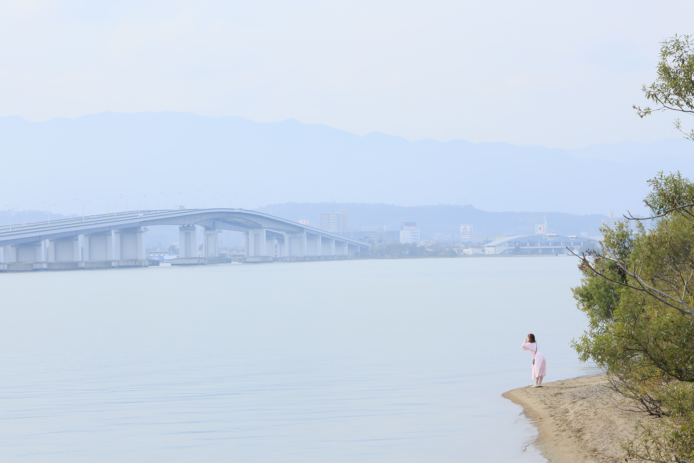 思っていることは、大きな声で伝えたいものです。遠くへ叫ぶと心もスッキリ。琵琶湖大橋が受け止めてくれます。