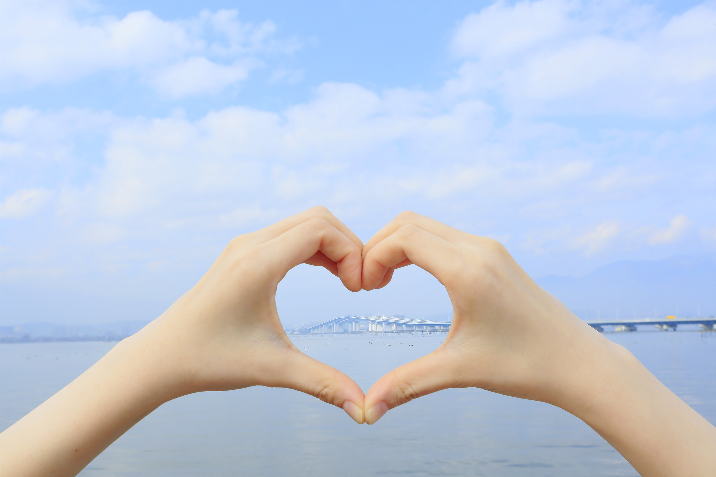 守山市と大津市をつなぐランドマーク琵琶湖大橋さん。市民の生活には欠かせない、皆から愛された存在です。