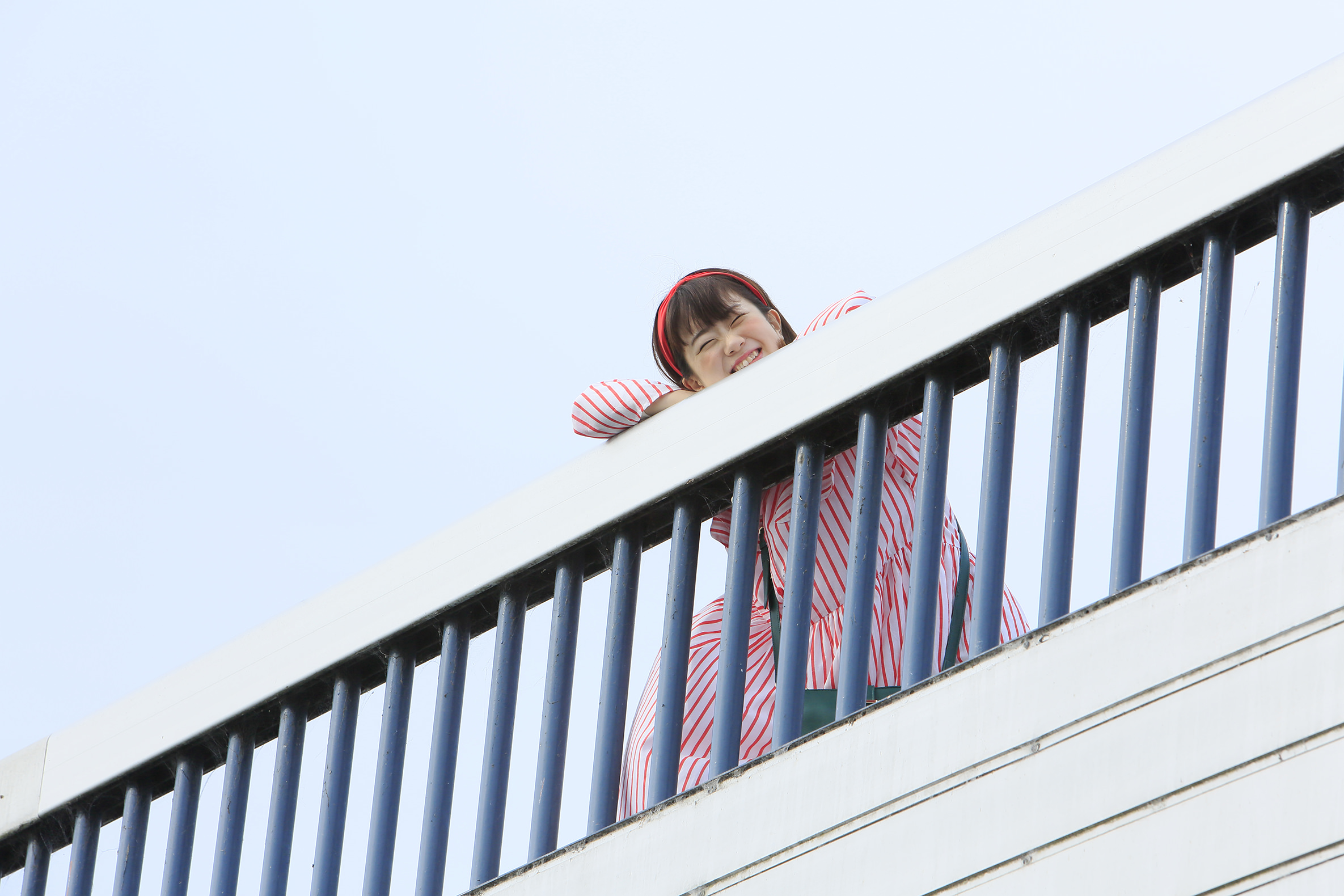 琵琶湖大橋さんの色は特別カラーの「琵琶湖ブルー」。すっかり薄くなったけれど、防護柵にはまだ琵琶湖ブルーが鮮やかに残っています。