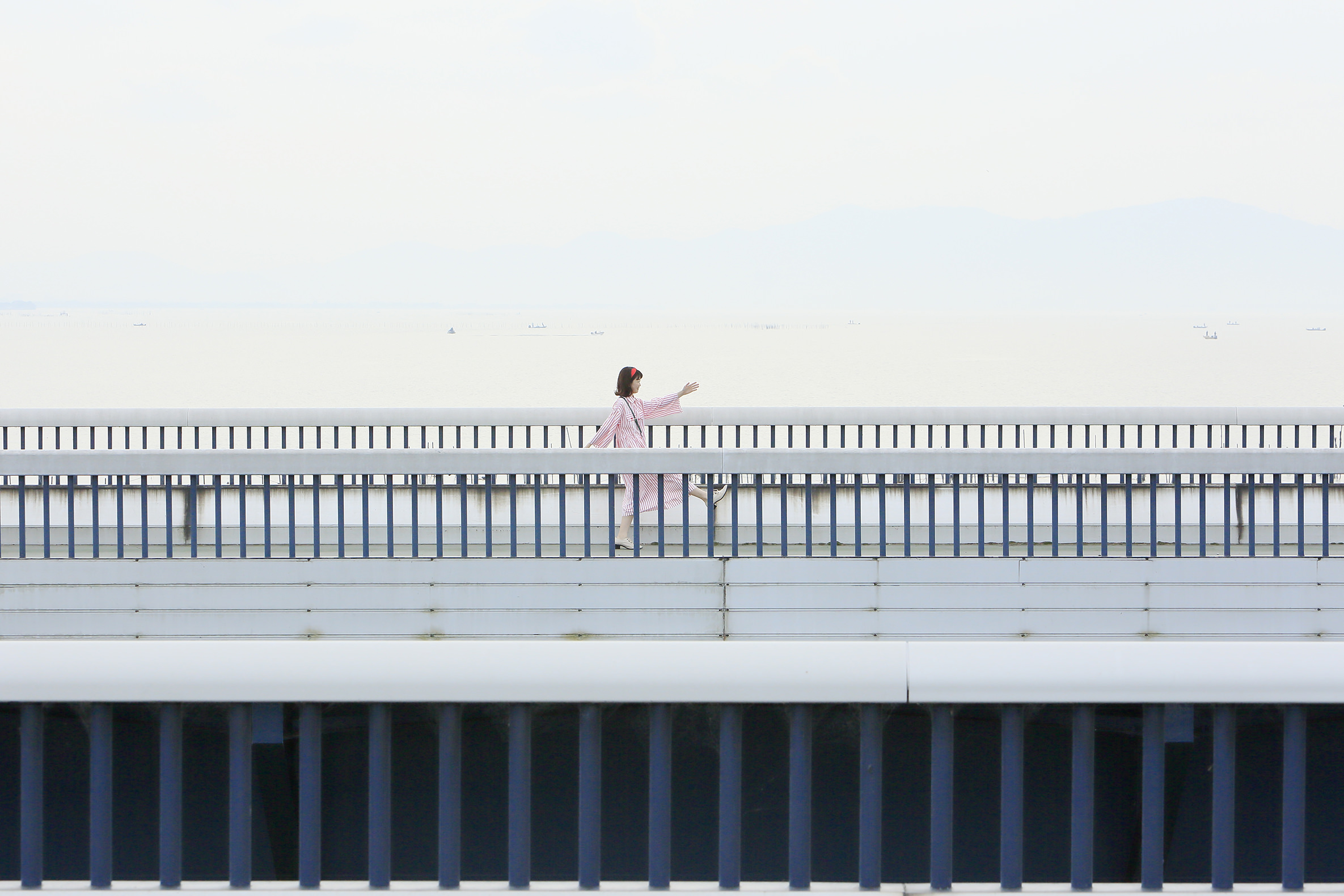 橋の上には車道を挟むように南側と北側に遊歩道があります。琵琶湖を一望できる絶好のローケーションで散歩コースにもおすすめです。
